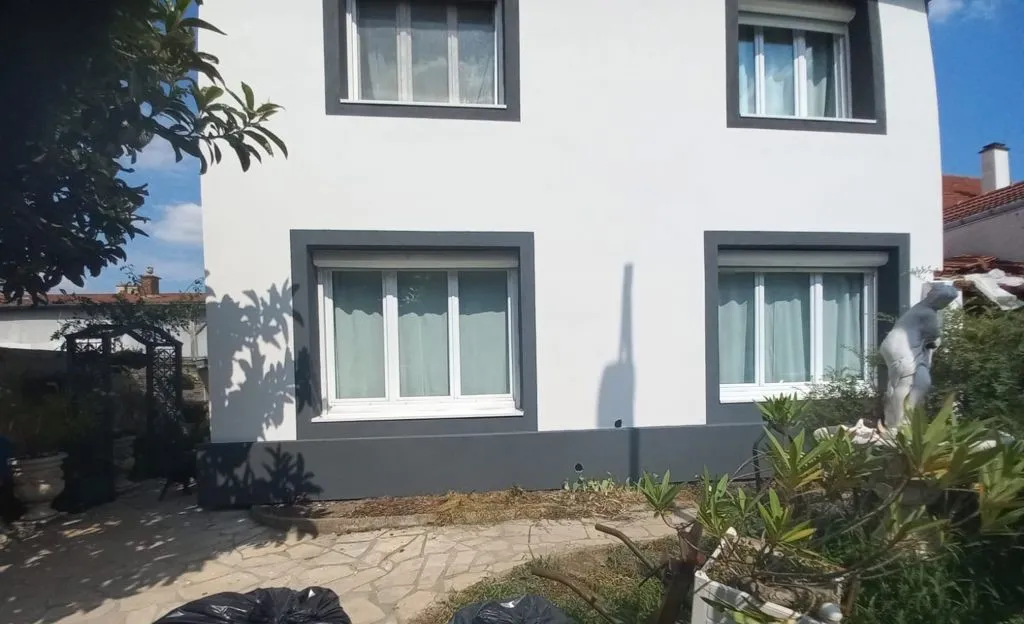 Façade de maison rénovée après une isolation par l'extérieur