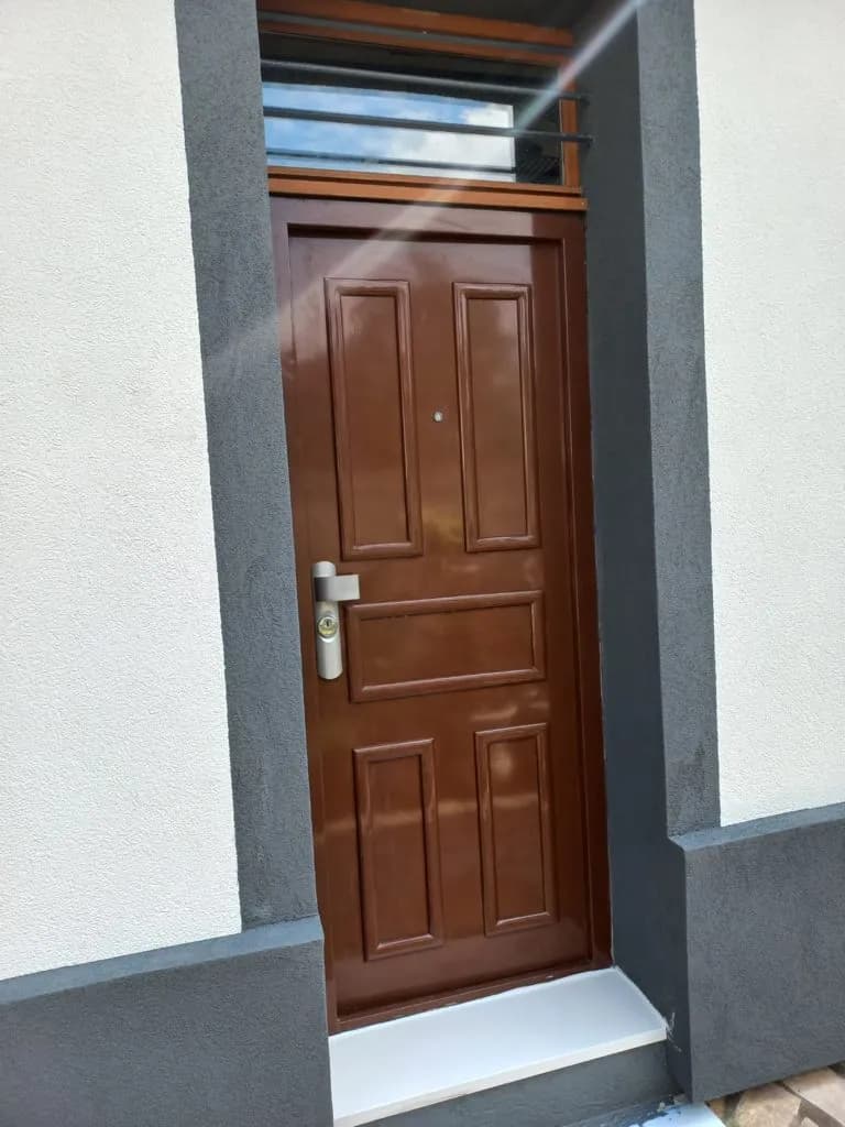 Entrée de maison avec finition d'isolation par l'extérieur