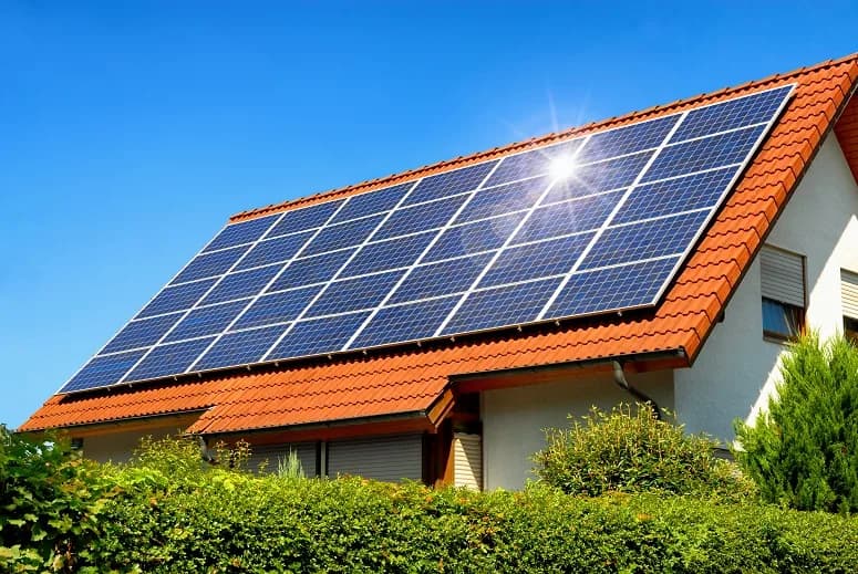 Panneaux photovoltaïques sur le toit d'une maison